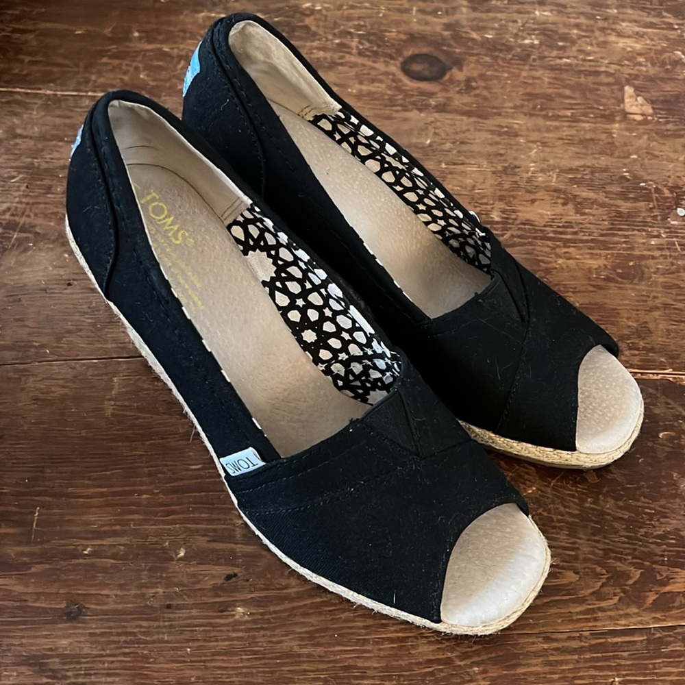 Beautiful Tom’s size 7 1/2 wedges in black. Super stylish can go with anything.